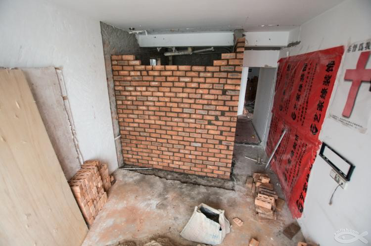 砌墻穩(wěn)步進(jìn)行中 砌墻穩(wěn)步進(jìn)行中