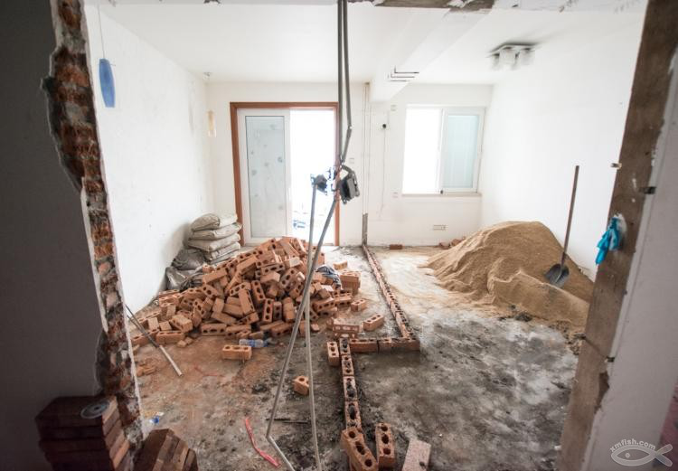 砌墻穩(wěn)步進(jìn)行中 砌墻穩(wěn)步進(jìn)行中