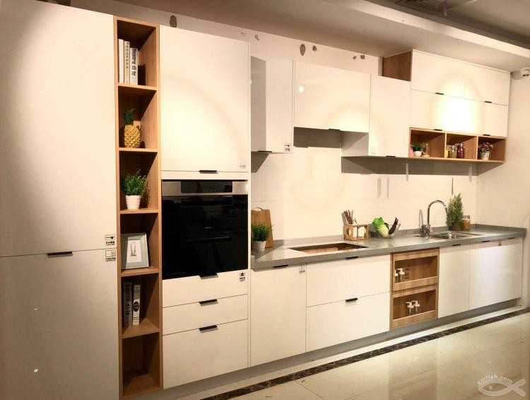 看瓷磚的空閑時(shí)間還能改櫥柜方案，方便！ 體驗(yàn)宜格空間現(xiàn)場(chǎng)實(shí)時(shí)修改效果圖