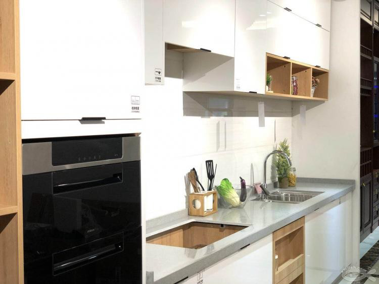 看瓷磚的空閑時(shí)間還能改櫥柜方案，方便！ 體驗(yàn)宜格空間現(xiàn)場(chǎng)實(shí)時(shí)修改效果圖