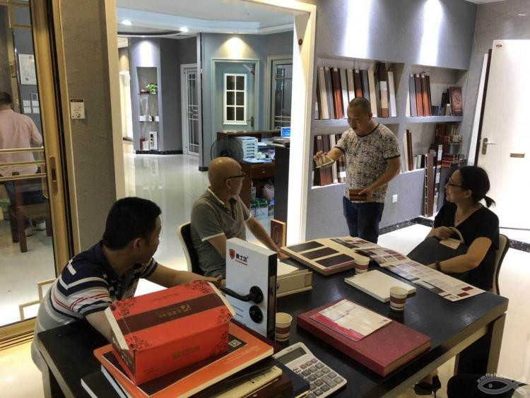 室內(nèi)木門還有這么多種?為什么衛(wèi)生間門需要帶一片玻璃呢? 我來告訴你答案! 室內(nèi)木門還有這么多種?為什么衛(wèi)生間門需要帶一片玻璃呢? 我來告訴你答案!