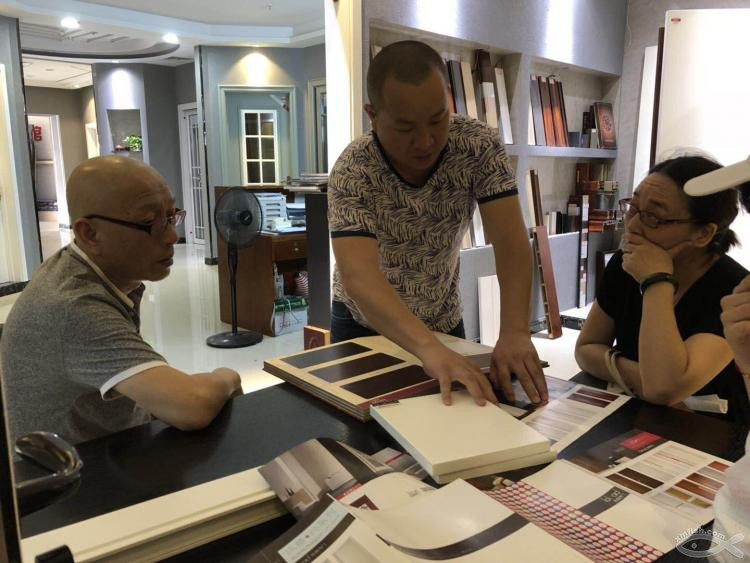 室內(nèi)木門還有這么多種?為什么衛(wèi)生間門需要帶一片玻璃呢? 我來告訴你答案! 室內(nèi)木門還有這么多種?為什么衛(wèi)生間門需要帶一片玻璃呢? 我來告訴你答案!