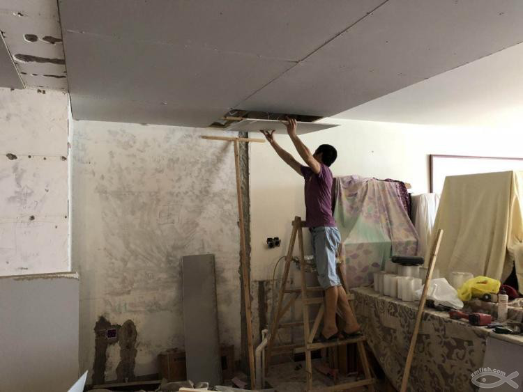 木工吊頂施工，確定燈光位置也是一個慎重的決定。