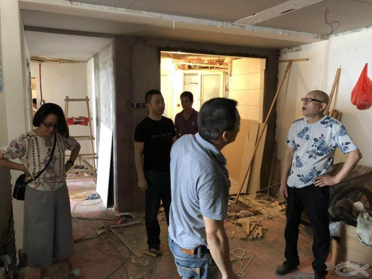 木工吊頂施工，確定燈光位置也是一個慎重的決定。