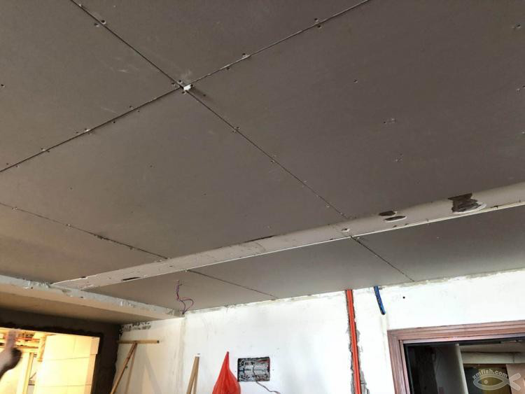 木工吊頂施工，確定燈光位置也是一個慎重的決定。