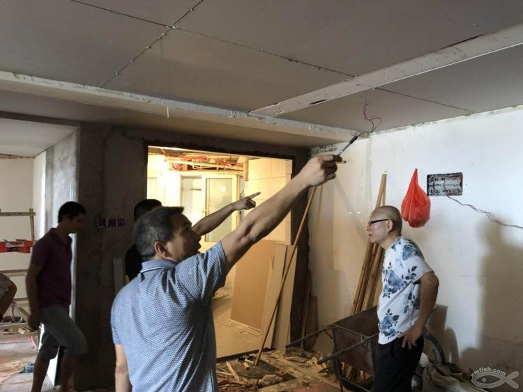 木工吊頂施工，確定燈光位置也是一個慎重的決定。