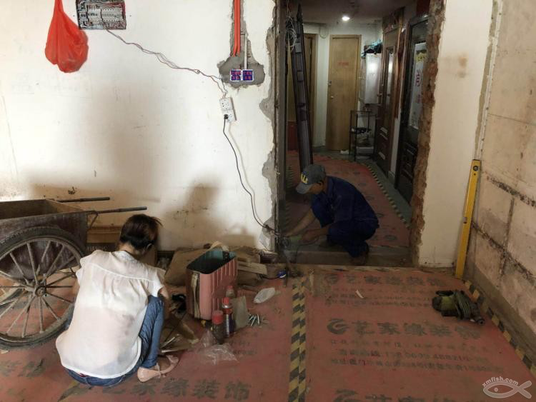 更換防盜門全過程大揭秘，我們家有一個(gè)能吃下十多桶水泥的怪物！